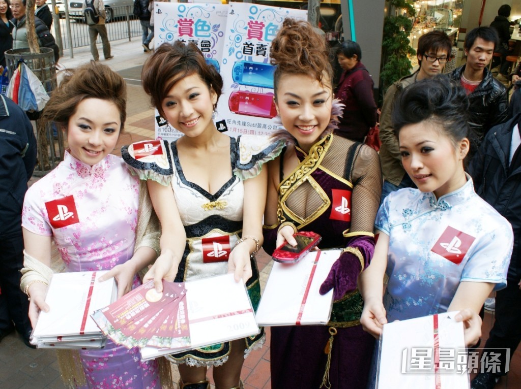 雷凱欣(左三)曾被雜誌譽為香港新一代性感水著女神,後來接拍首部三級片《禁室培慾之愛的俘虜》。