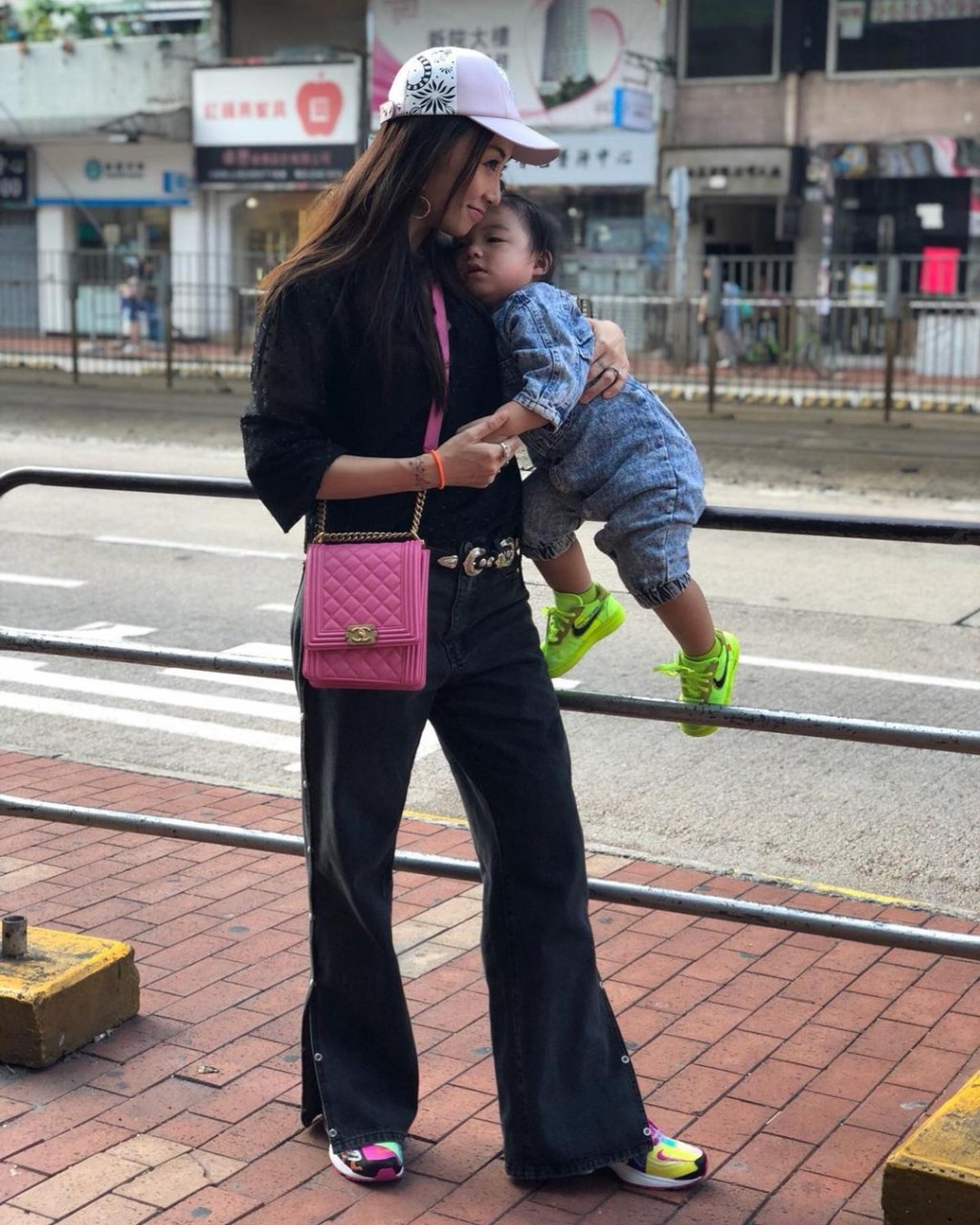 雷凱欣與家族經營小巴及的士生意、同時是潮牌幕後老闆的陳智聰,家庭生活幸福美滿。