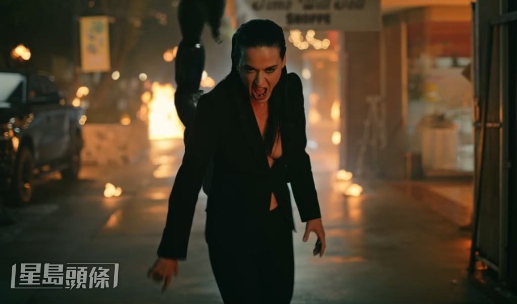 在MV裡，Katy Perry 變身為半人半蠍子的造型，並在都市中進行破壞。