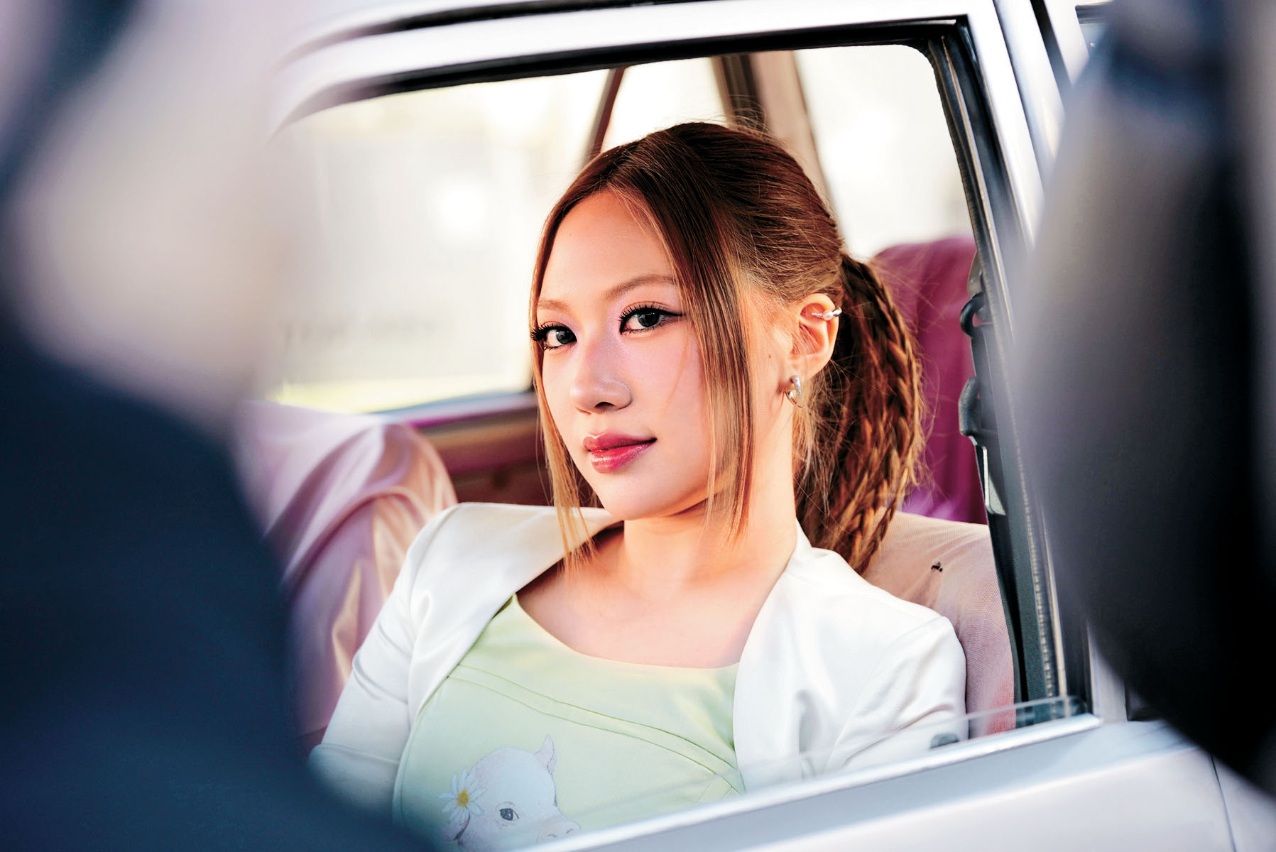 Jasmine玩味十足的唱腔為歌曲增色。