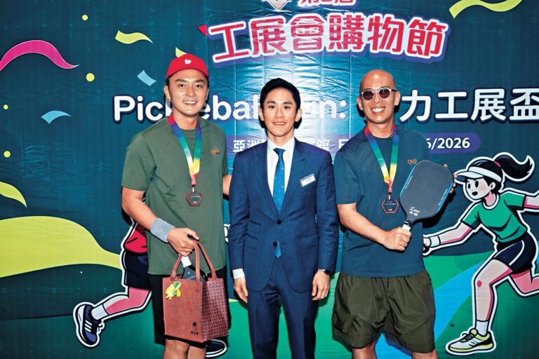 楊明（左）與彭迪安（右）組隊打匹克球獲季軍。