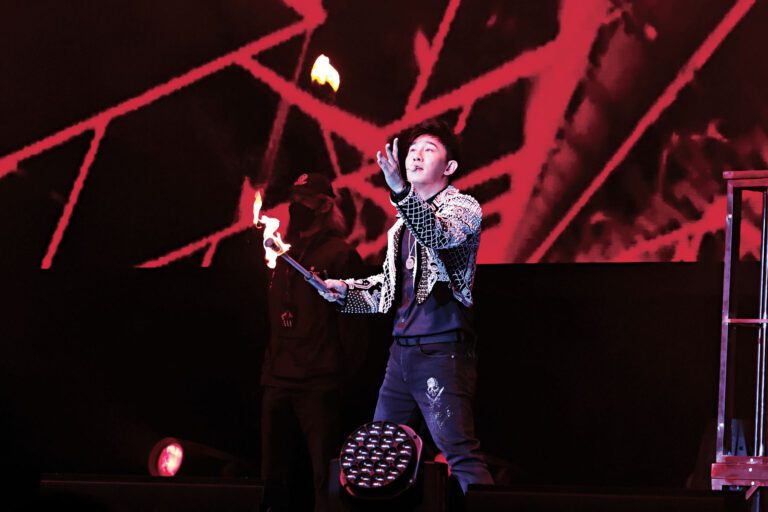 甄澤權表演魔術時玩火，觀眾睇到目瞪口呆。