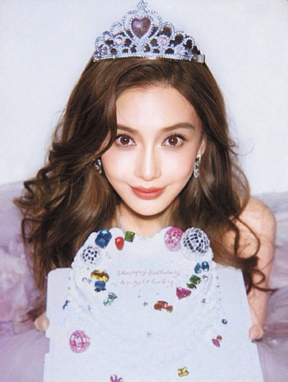 Angelababy（楊穎） .c2/.c3 Angelababy與九歲兒子小海綿獨自用餐。網上圖片