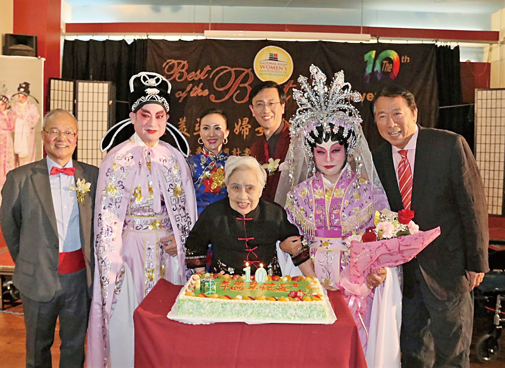 全美亞裔婦女會十周年慶典中，眾人為黎雯會長母親賀壽。檔案圖片