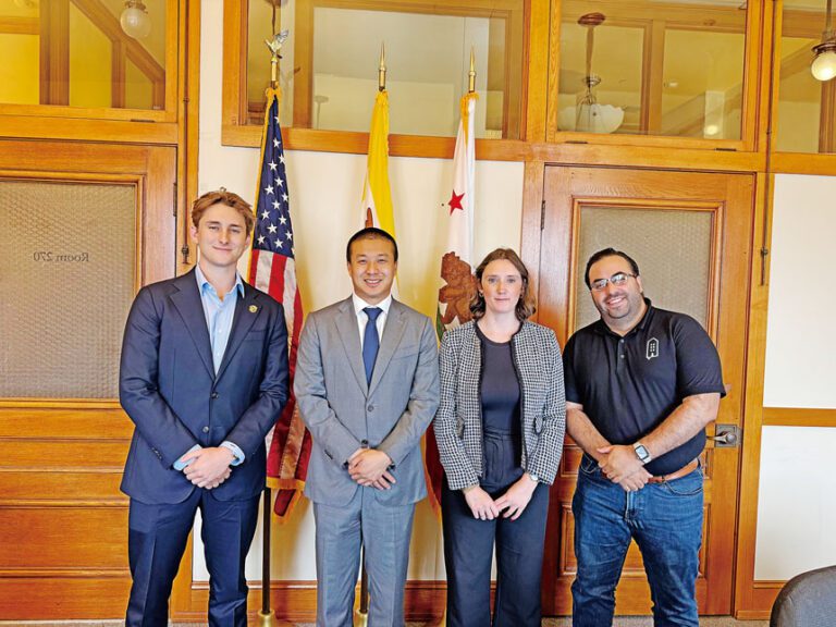 第四區市參事王兆倫（左二）宣布提出法案，建議放寬住宅天花板高度規定，協助姻親單位及附屬住宅單位合法化，增加住房供應。住房倡議團體代表到場支持。市參事辦公室提供