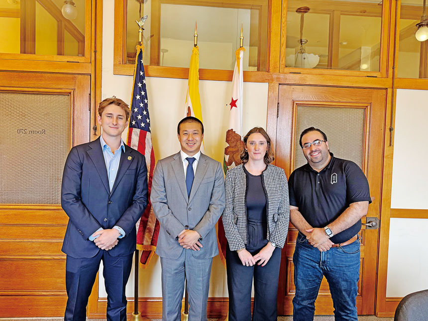 第四區市參事王兆倫(左二)宣布提出法案,建議放寬住宅天花板高度規定,協助姻親單位及附屬住宅單位合法化,增加住房供應。住房倡議團體代表到場支持。市參事辦公室提供