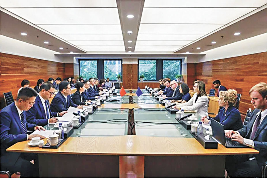 中歐近來密集磋商，圖為日前中國商務部副部長凌激已與歐盟貿易總署副總署長雷東內交換意見。網上圖片