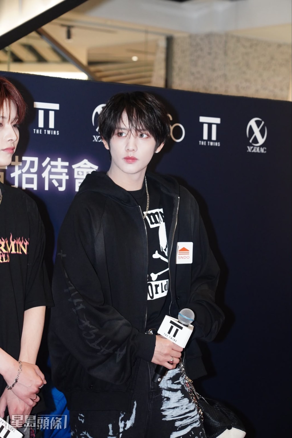 來自香港的SING與LEO在訪問中為韓國隊友擔任翻譯。