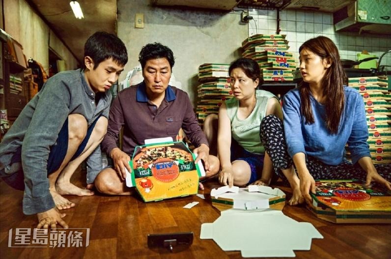 他後來參演奧斯卡得獎作《上流寄生族》，與影帝宋康昊（左二）合作，在海外累積知名度。