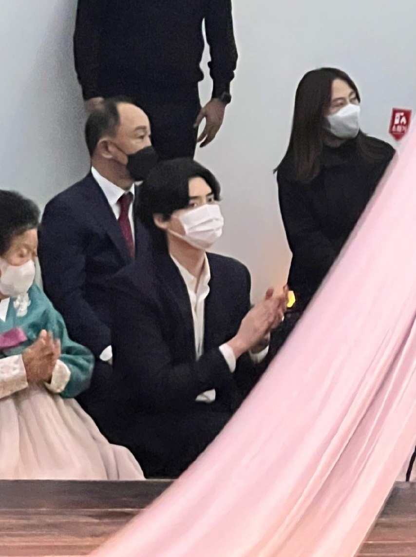 李鍾碩出席弟弟的婚禮。