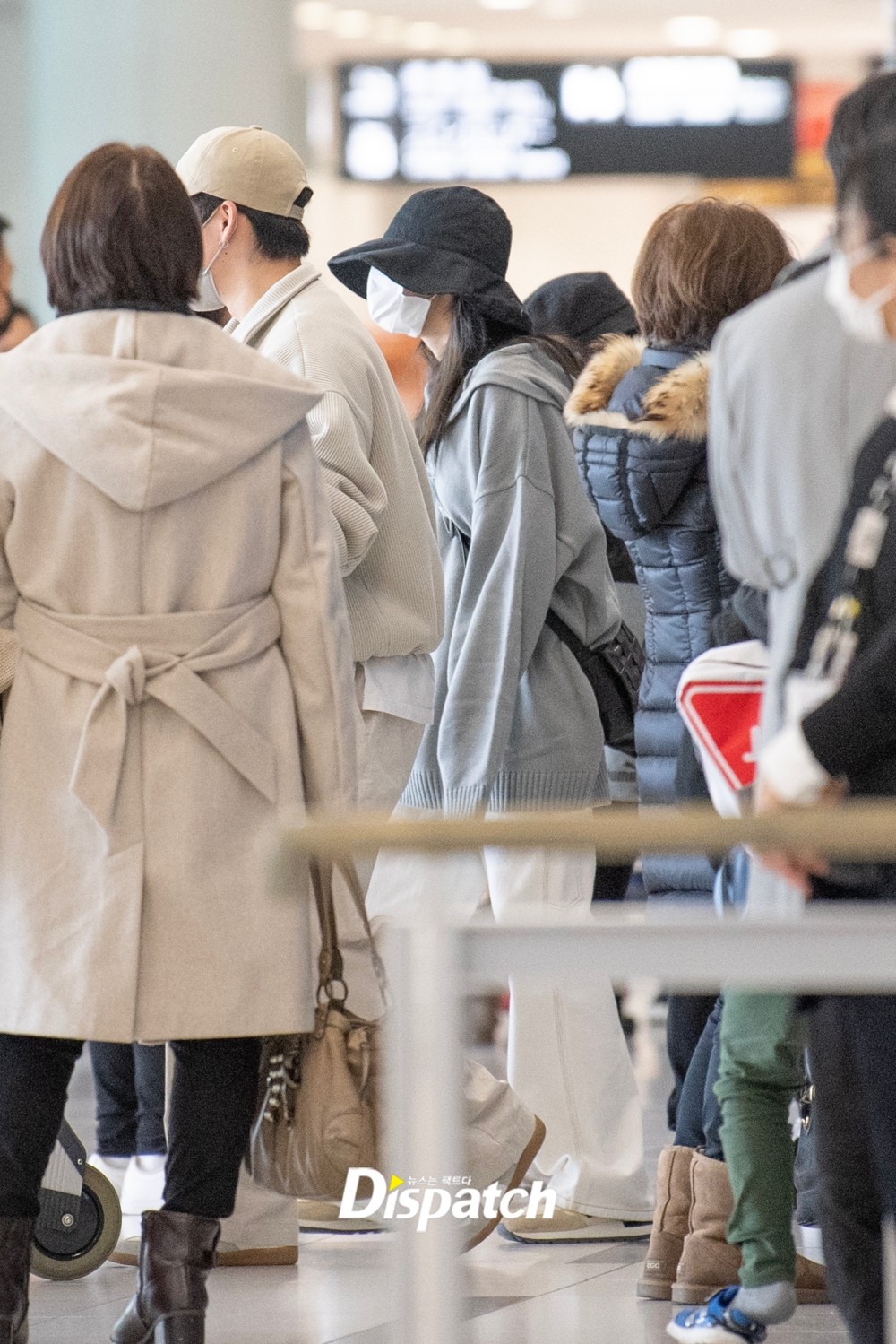 IU的打扮十分低調。（《Dispatch》圖片）