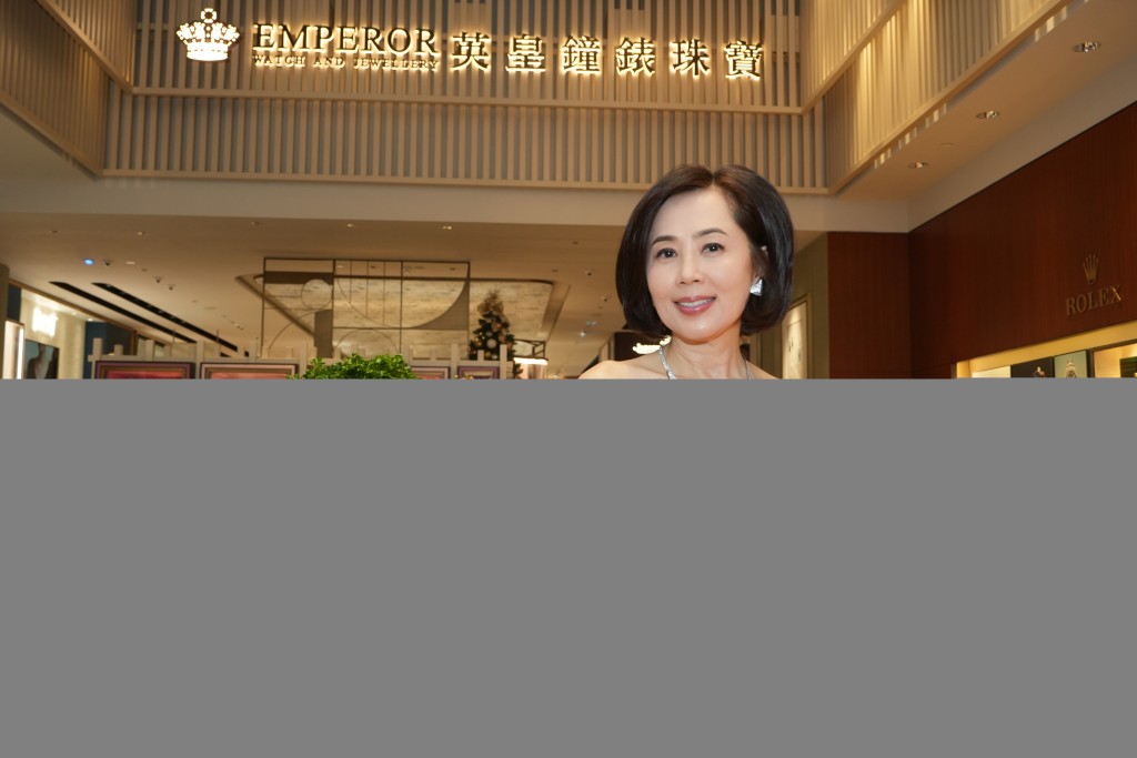 楊諾思是英皇集團主席楊受成博士長女，擔任英皇鐘錶珠寶主席。
