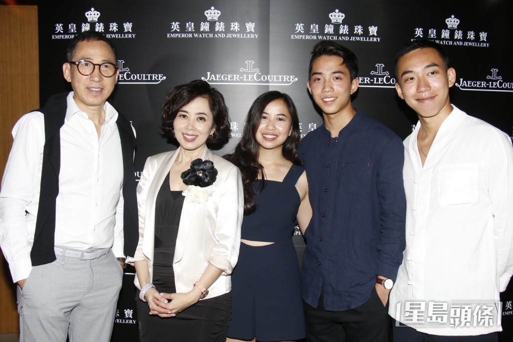 現在三名子女均已長大成人。