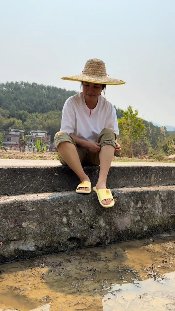 麥家琪以樸素打扮現身農地。