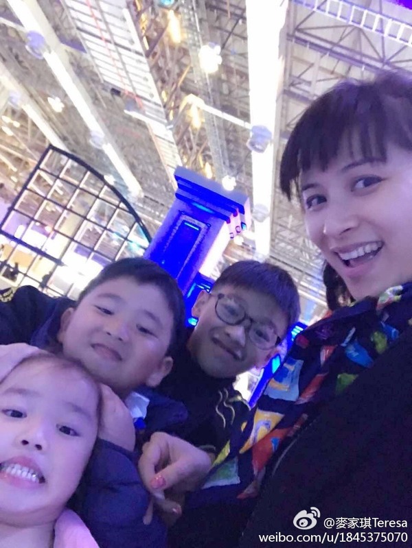 麥家琪與丈夫育有兩子一女。