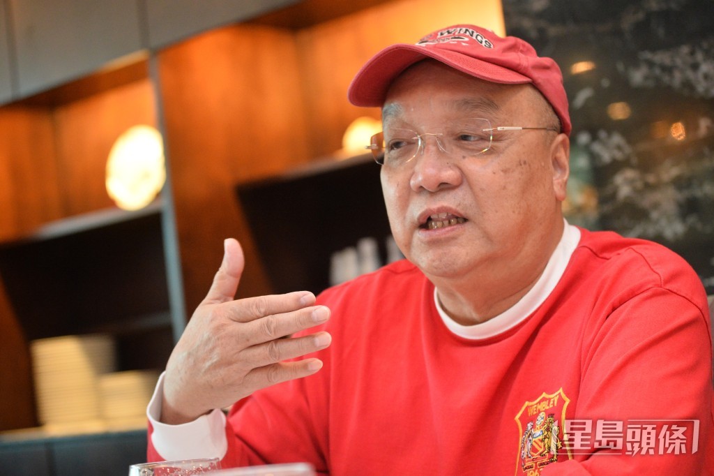 從美國學成回港後，黃興桂曾擔任中學體育教師。