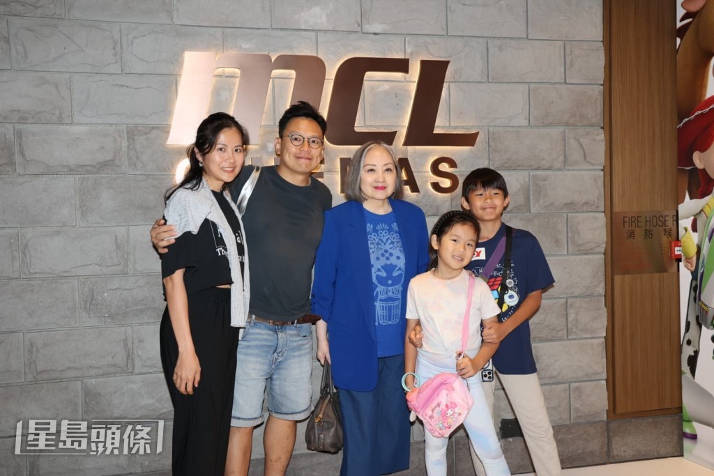 盧宛茵帶同活潑的孫仔女到場,三代同堂溫馨欣賞電影。