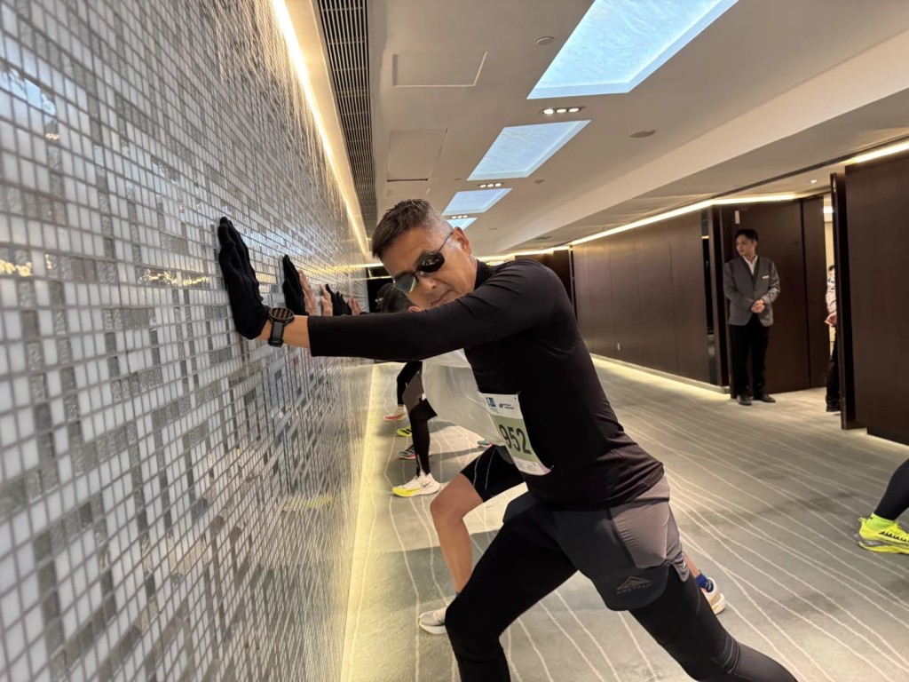 周潤發出發前在酒店做熱身運動。