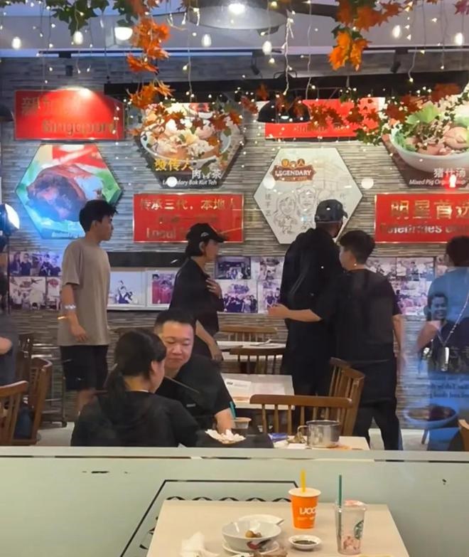一行人進入餐廳後，選擇了最內側的角落位置。