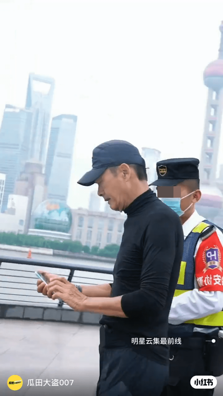 曾有影片顯示周潤發在上海外灘跑步時遇上粉絲要求合照。