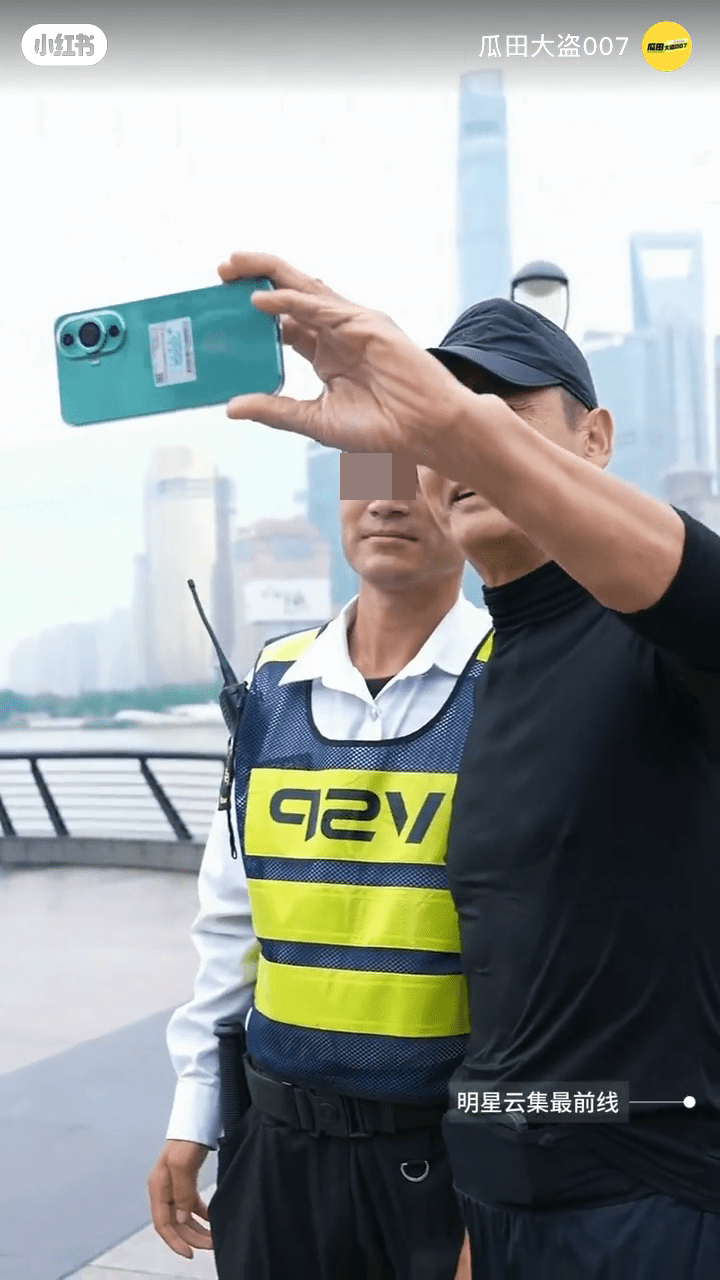 周潤發與粉絲一起合照。