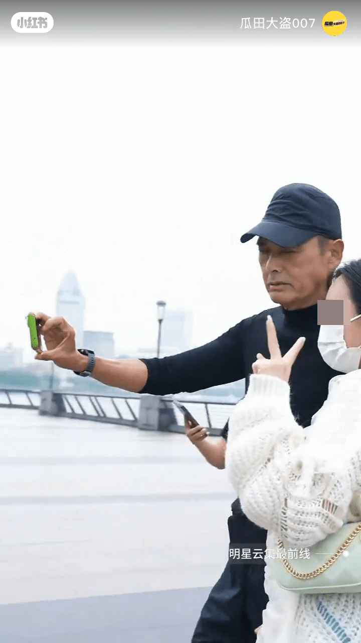一名少女粉絲找發哥合照。