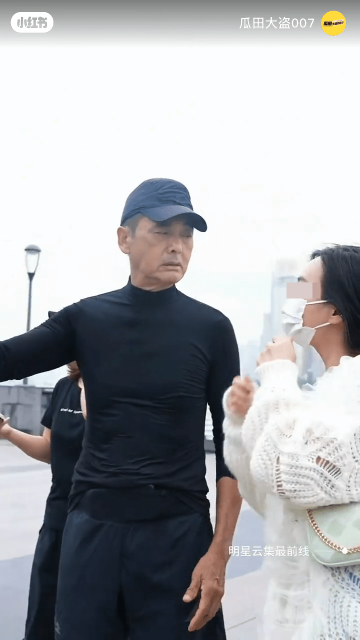 發哥似乎對粉絲戴口罩合照感到不滿。