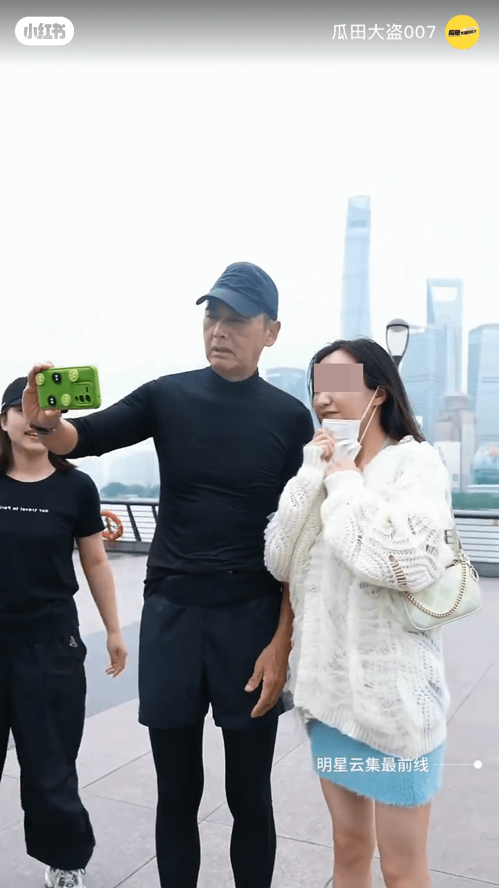 該少女粉絲隨後將口罩拉低。