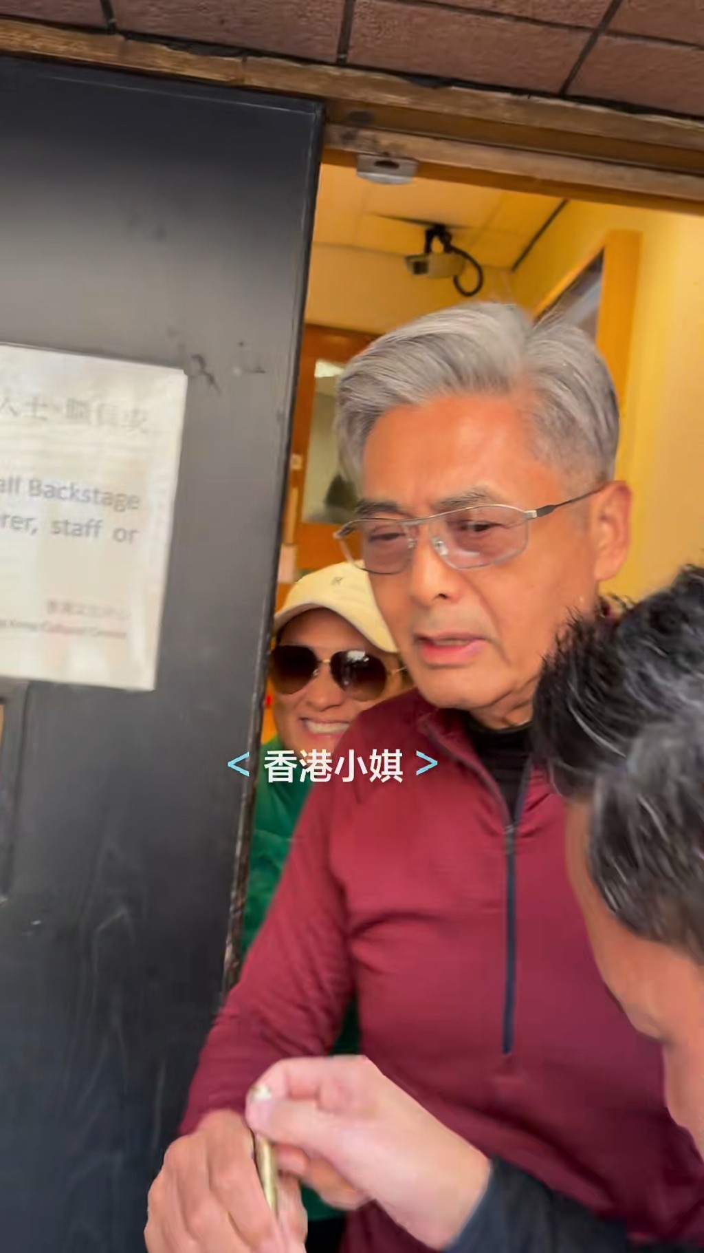 周潤發在尖沙咀被一大群粉絲包圍。