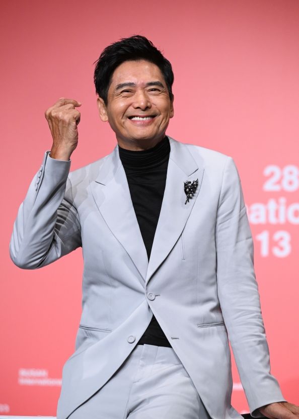 有指周潤發夫婦持有的物業資產價值超過十億元。