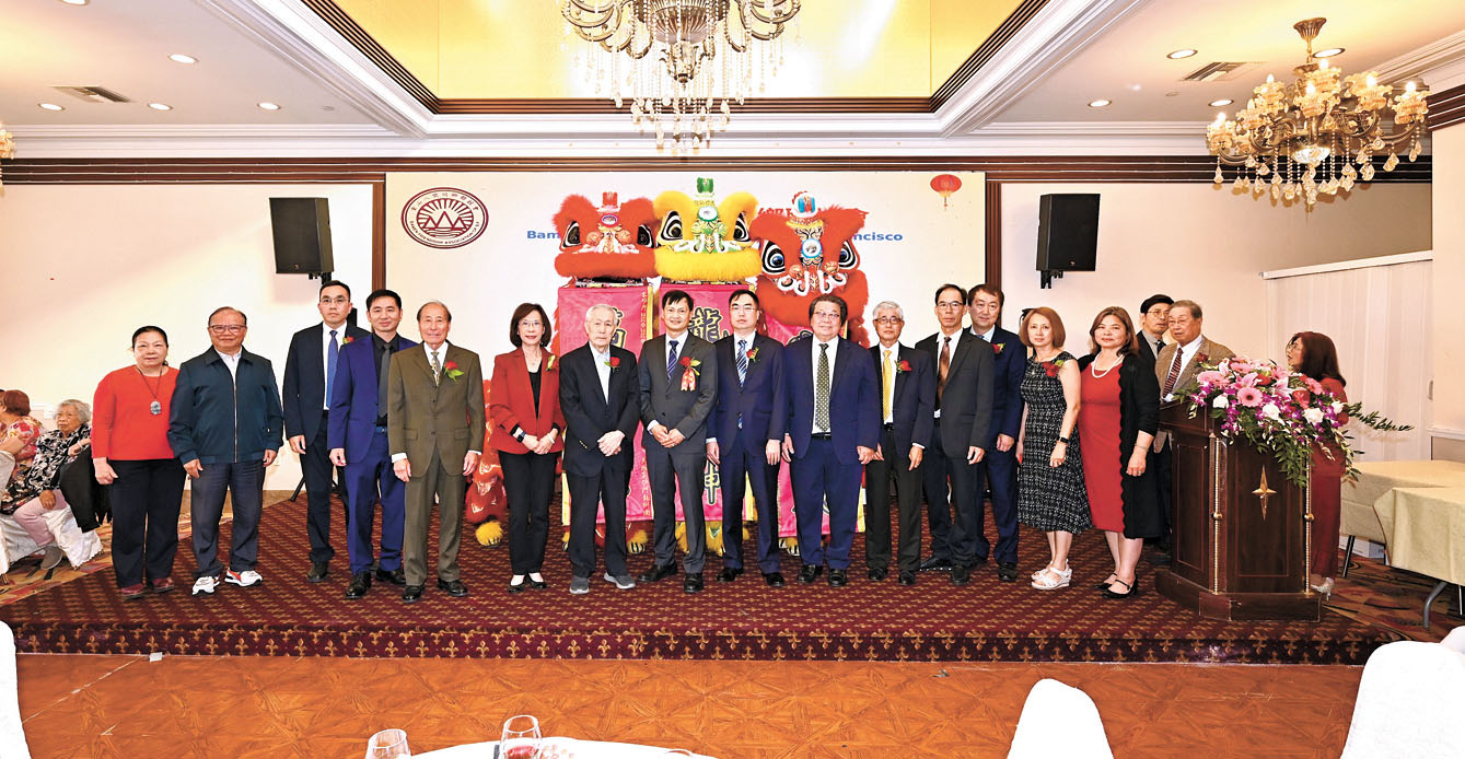 美國金山八閩同鄉聯誼會首長與中領館官員、僑界嘉賓在吉祥醒獅前合影。馬紅兵攝