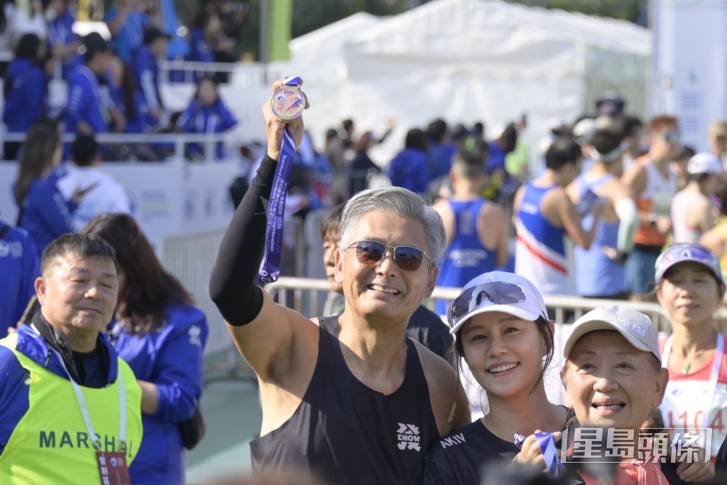 渣打馬拉松2026現場熱鬧，周潤發高舉完成賽事的獎牌。