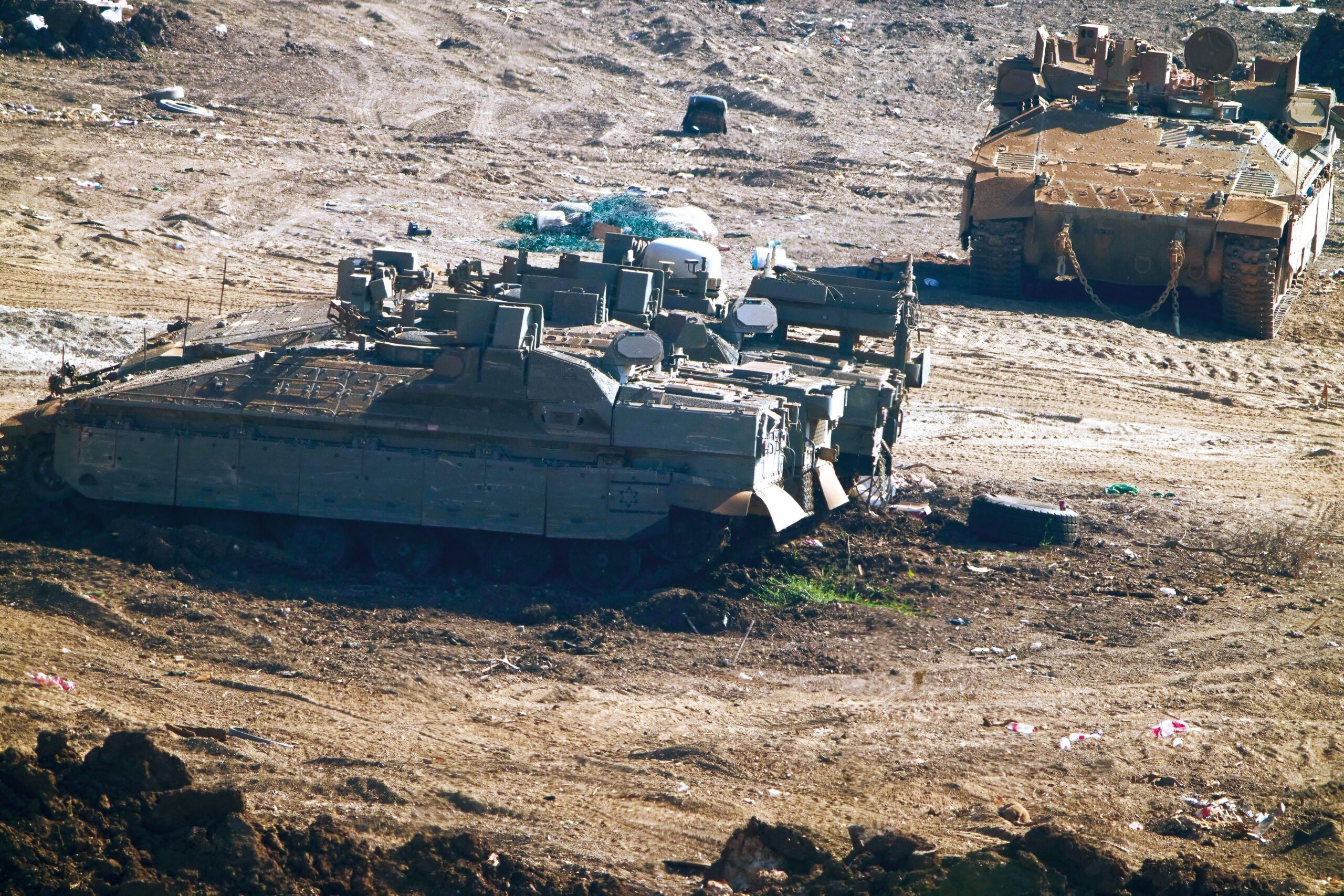 以黎美簽署三方框架協議後，以軍裝甲運兵車停放在以色列北部靠近黎巴嫩邊境地區。美聯社