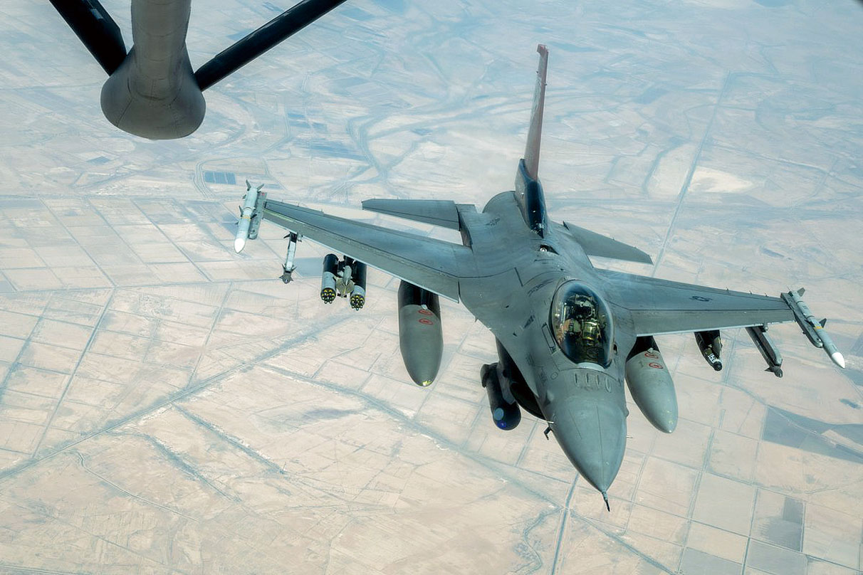 美軍中央司令部發布的照片顯示,F-16戰機正飛越中東上空。網上圖片