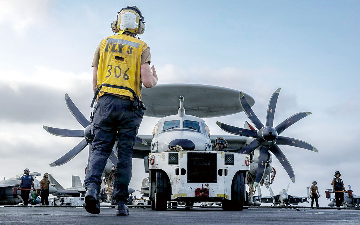 美軍在為一架E-2D鷹眼預警機在「林肯號」航空母艦上飛行做準備。網上圖片