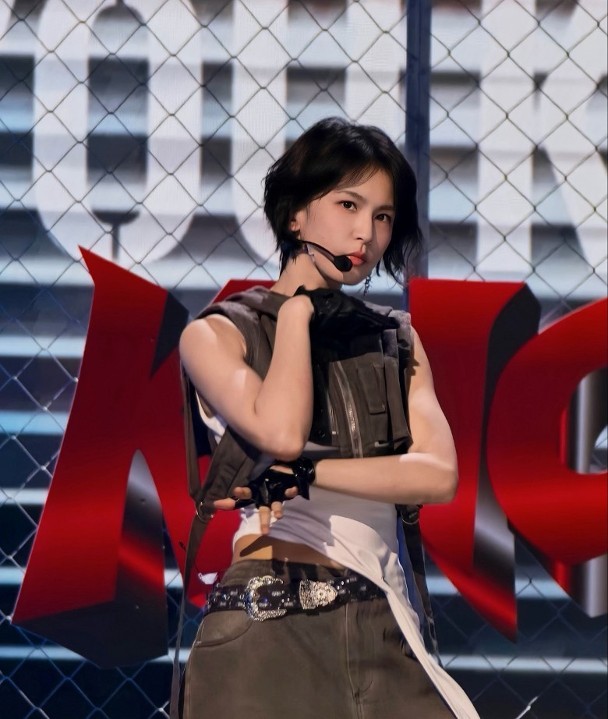 曾沛慈在成團夜表演歌曲《Knock Out》。