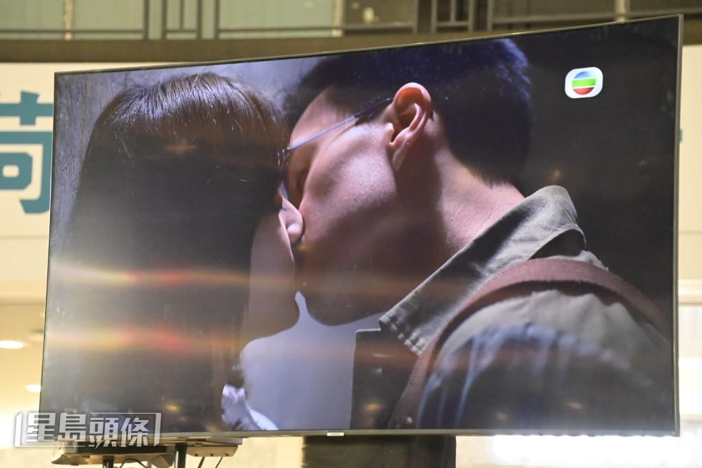 活動上播放了兩人在劇中後巷接吻的片段。