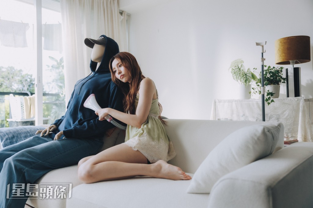 《原地拖手》的 MV 拍攝手法,充滿天馬行空的感覺。