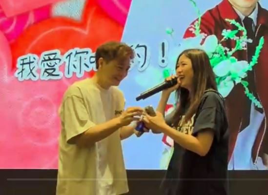 輝智衝上台為太太送上紙巾。