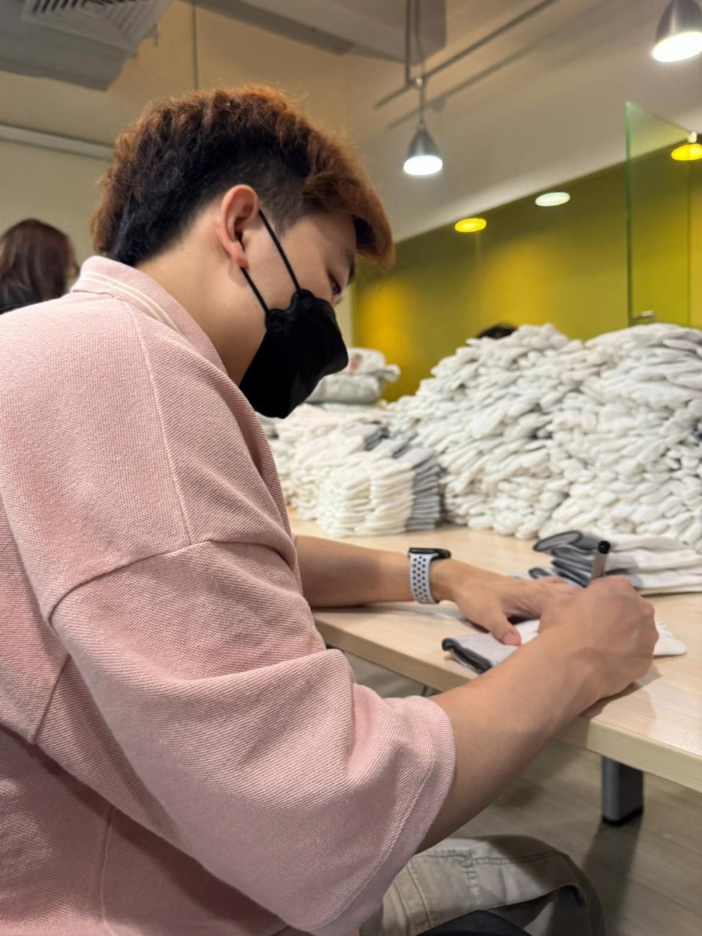 輝智為8000隻閃燈手襪逐一簽名。