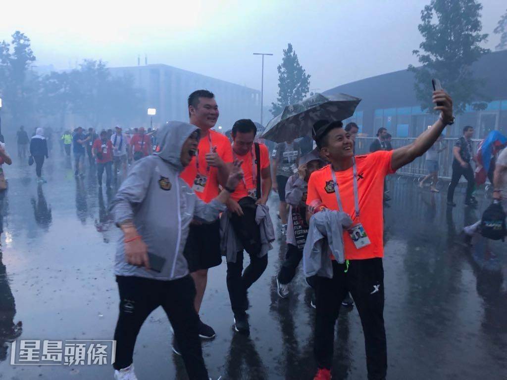 賽事結束後現場放煙花,又碰巧下大雨,煙霧瀰漫下睇波團成員最終失散。