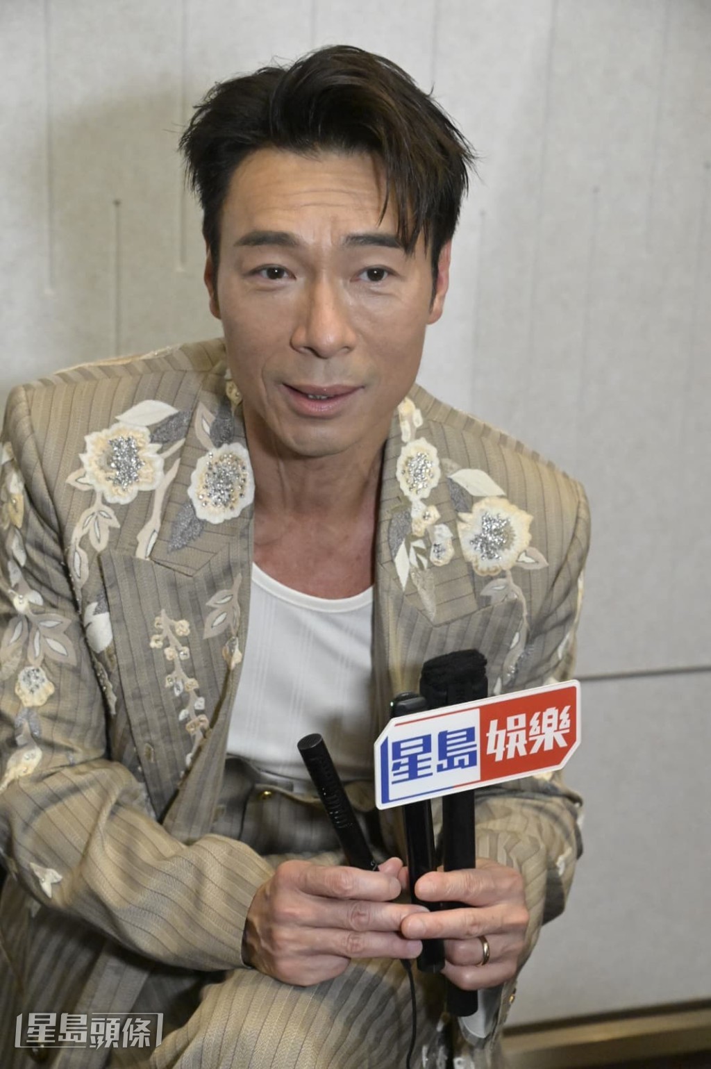 問到會否與太太鄭秀文在演唱會上擔任彼此嘉賓,安仔表示一定會到場支持對方。