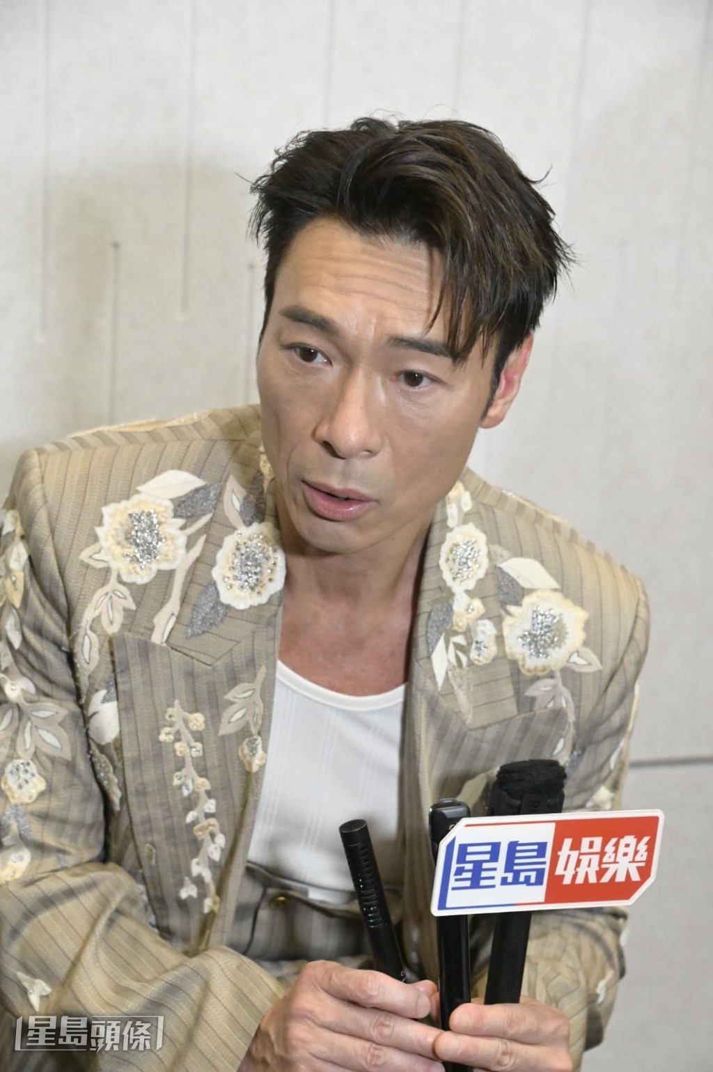 關於新歌《信天翁》MV導演被追討薪酬的事件,安仔表示不太清楚詳情。