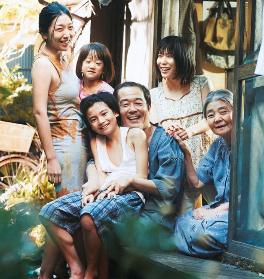 從前作《小偷家族》(圖)到新作《再生家族》,是枝裕和持續探索非血緣關係的家族連結。