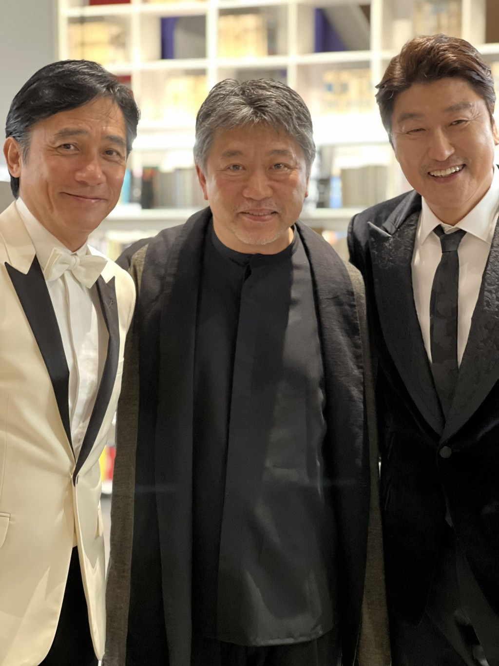 是枝裕和過往曾與韓國影帝宋康昊(右)合作,而他內心最期盼的則是能與梁朝偉結下戲緣。