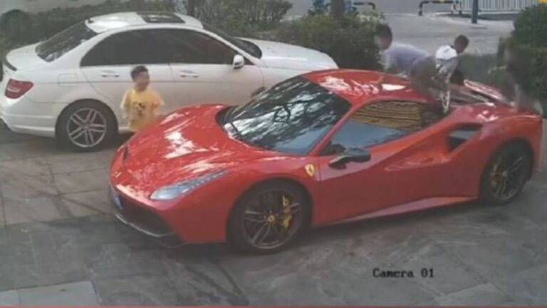 昆明四童將360萬法拉利當滑梯玩耍 車身多處劃痕 家長賠償協商陷僵局