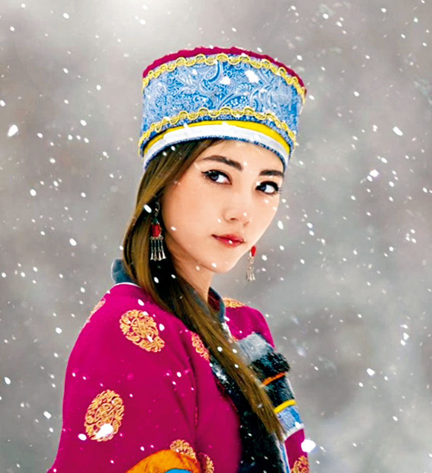 俄蒙混血的娜然擁有深邃五官,穿着蒙古傳統服飾時更添異國風情。