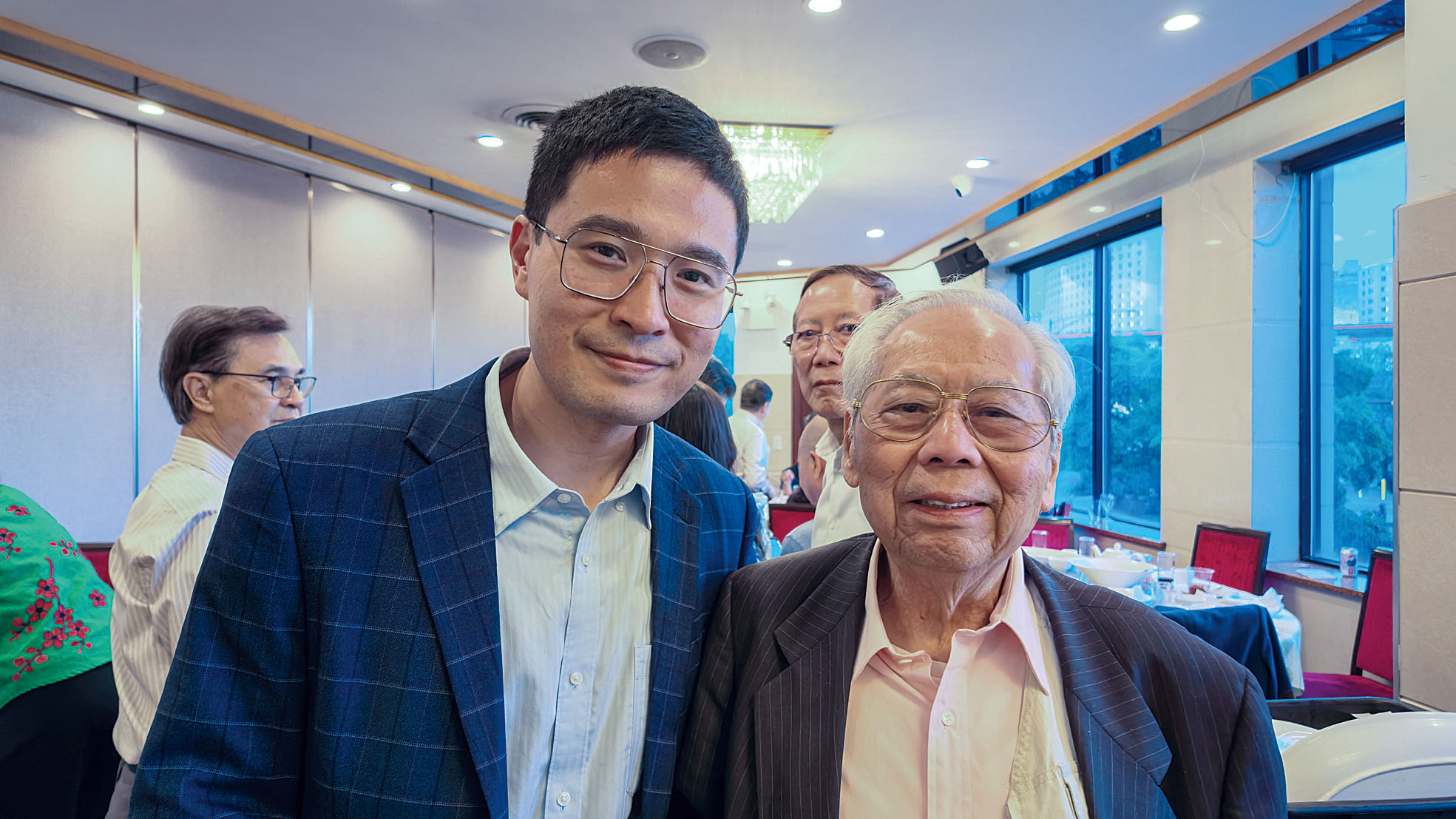 芝加哥華僑文教服務中心主任雷棋(左)出席中國國民黨美中支部雙親節暨端午節聯歡餐會,與中國國民黨美中支部常委關其煉(右)合影留念。中國國民黨美中支部提供