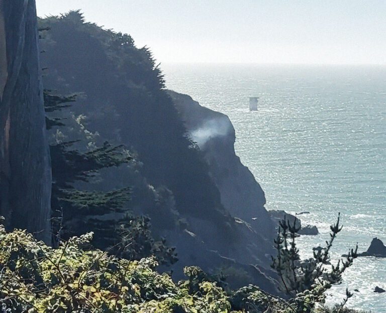 中國海灘（China Beach）懸崖邊周六發生植被火警。三藩市消防局