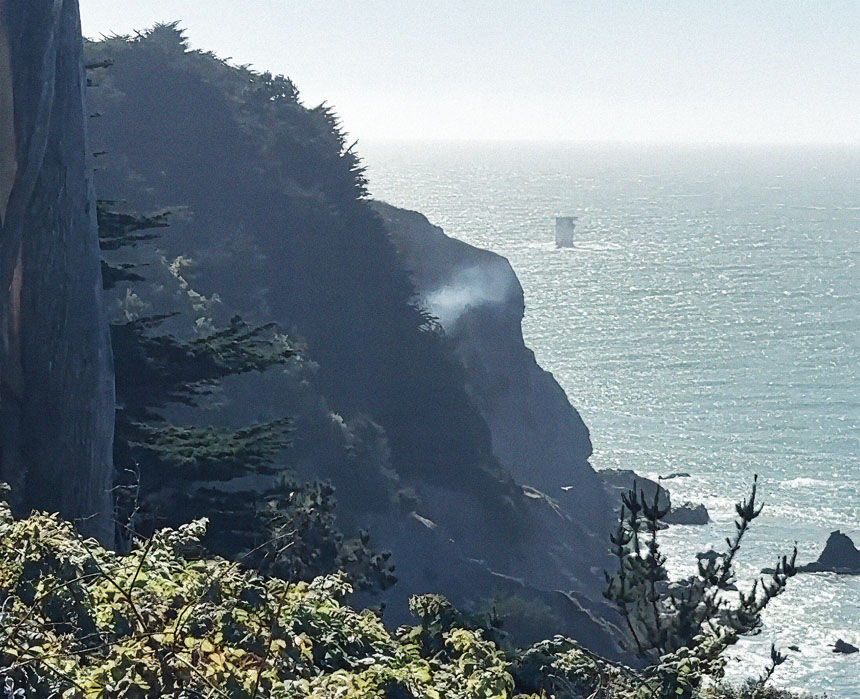 中國海灘（China Beach）懸崖邊周六發生植被火警。三藩市消防局